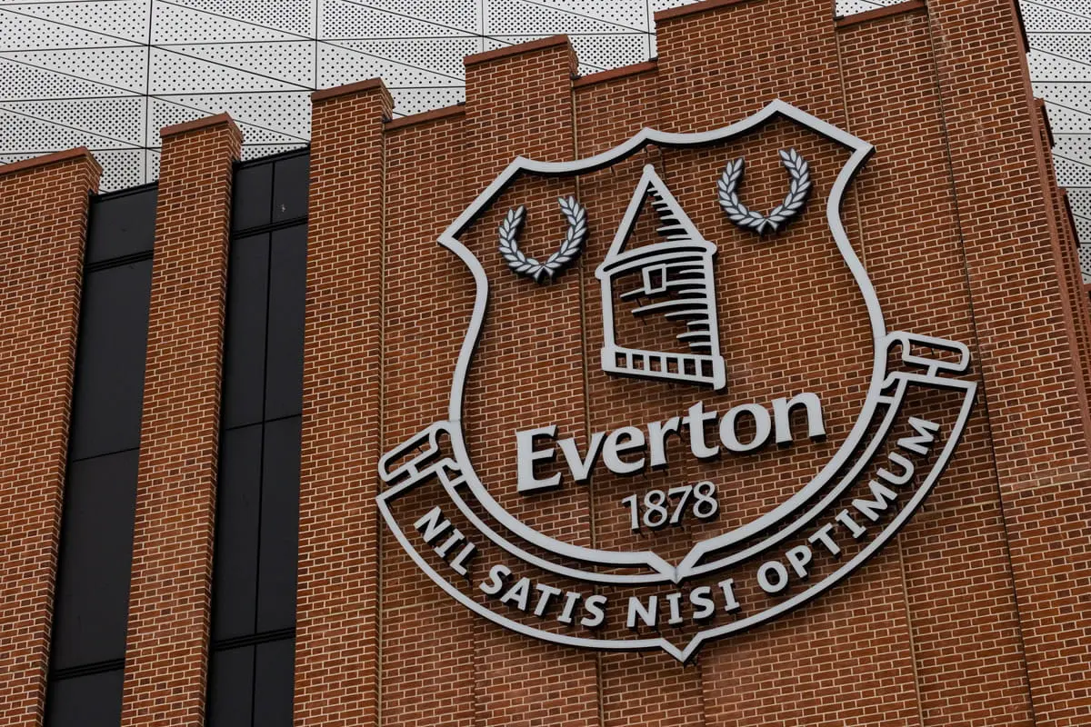 Das Everton-Wappen an der Außenfassade des Hill Dickinson Stadiums.