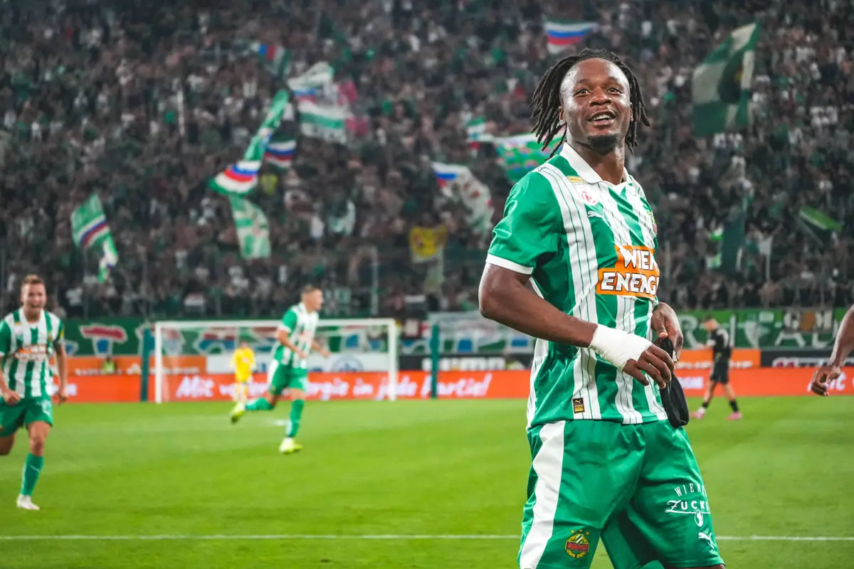 Claudy M’Buyi vom SK Rapid Wien bejubelt einen Treffer im heimischen Allianz Stadion.