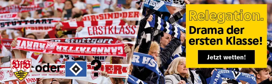 Auf der linken Bildschirmhälfte halten Stuttgart Fans Schals in die Höhe. auf der rechten Seite halten HSV Fans ihre Schals in die Höhe.