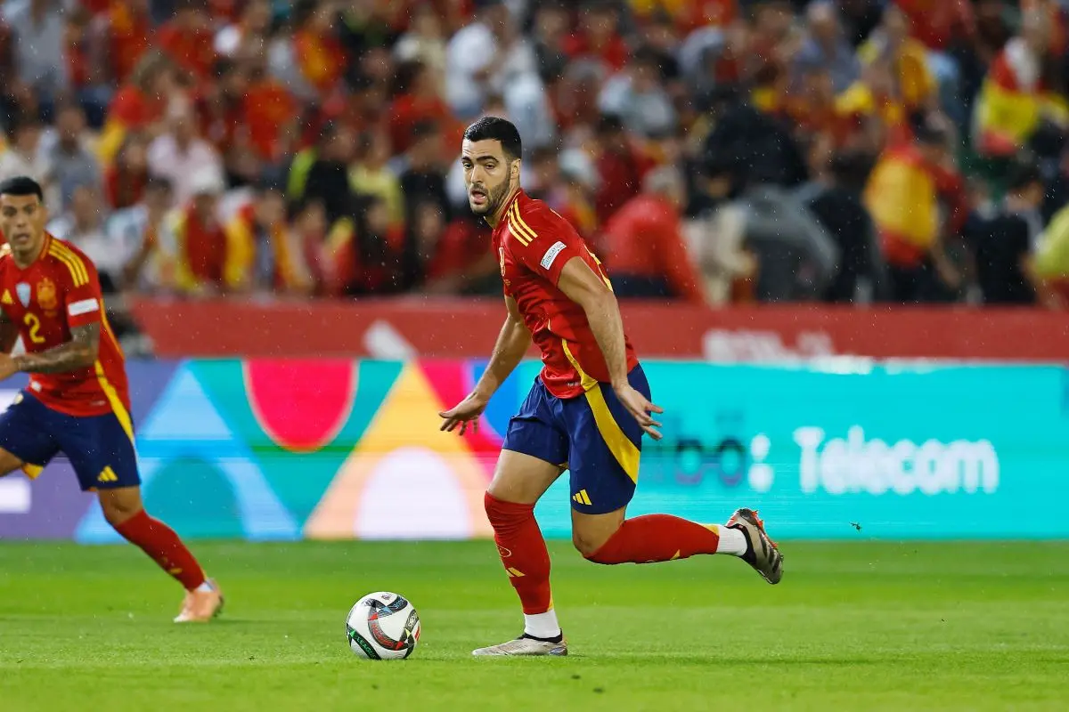 Mikel Merino jugando con la selección.