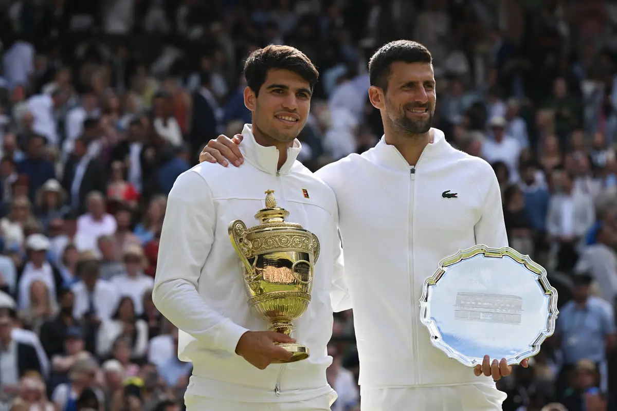 Carlos Alcaraz und Novak Djokovic nach dem Wimbledon-Finale 2024.