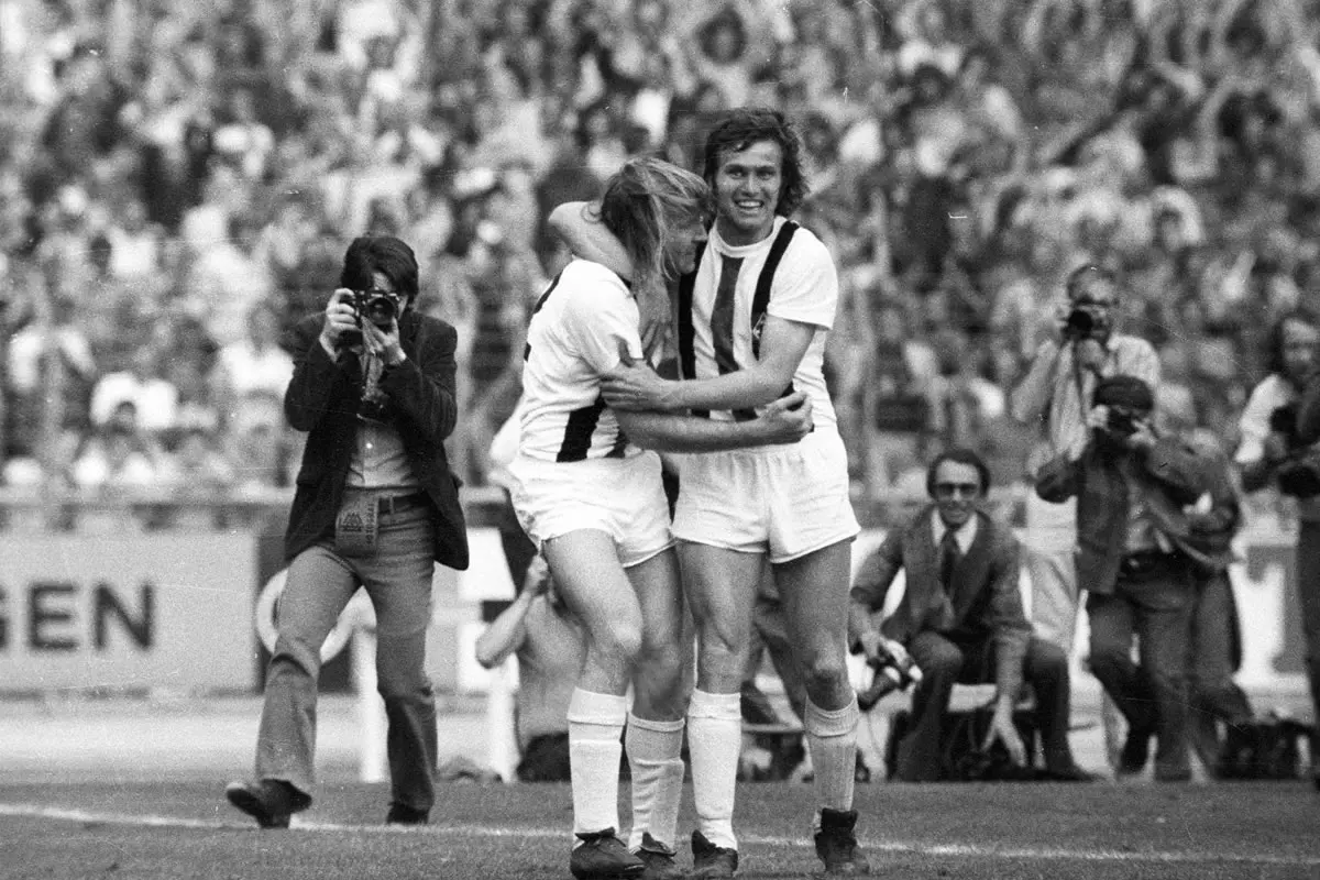 Jupp Heynckes (re.) jubelt mit Günter Netzer (li.) nach dessen entscheidendem Torerfolg gegen den 1. FC Köln im Pokalfinale 1973.